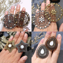 Load image into Gallery viewer, Exagérer rétro grande bague avec breloque Vintage creux plateau à fleurs bague Hiphop fête Costume Antique bague pour femmes hommes cadeau