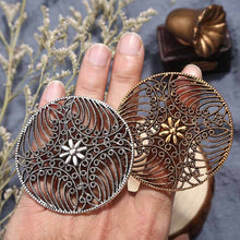 Load image into Gallery viewer, Exagérer rétro grande bague avec breloque Vintage creux plateau à fleurs bague Hiphop fête Costume Antique bague pour femmes hommes cadeau