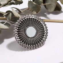 Load image into Gallery viewer, Exagérer rétro grande bague avec breloque Vintage creux plateau à fleurs bague Hiphop fête Costume Antique bague pour femmes hommes cadeau